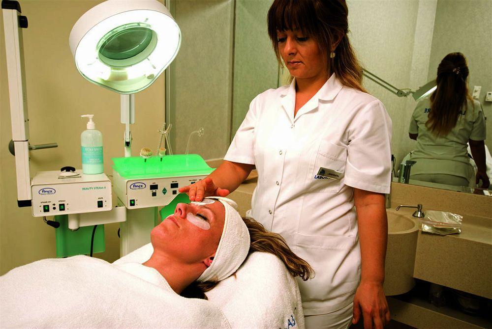 Eser Premium Hotel & Spa Büyükçekmece Exterior foto A cosmetologist at work