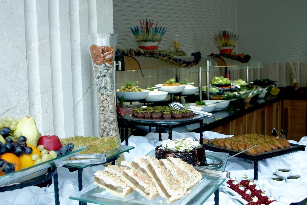 Eser Premium Hotel & Spa Büyükçekmece Exterior foto A buffet
