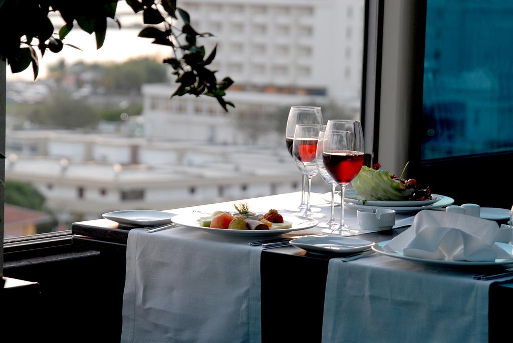 Eser Premium Hotel & Spa Büyükçekmece Exterior foto A table set for dinner