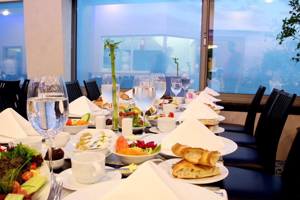 Eser Premium Hotel & Spa Büyükçekmece Exterior foto A table set for a meal