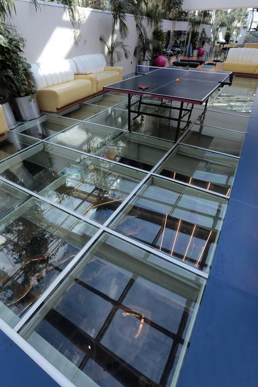 Eser Premium Hotel & Spa Büyükçekmece Exterior foto A glass floor