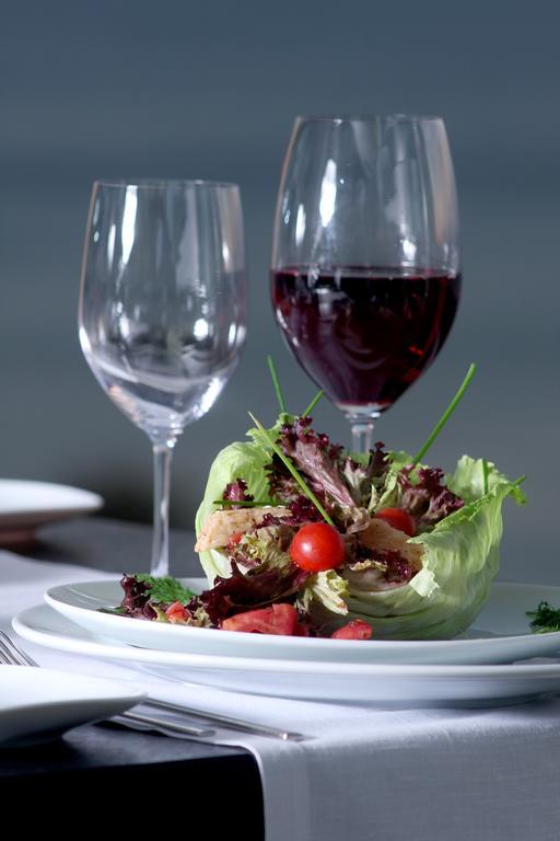 Eser Premium Hotel & Spa Büyükçekmece Exterior foto A salad and wine