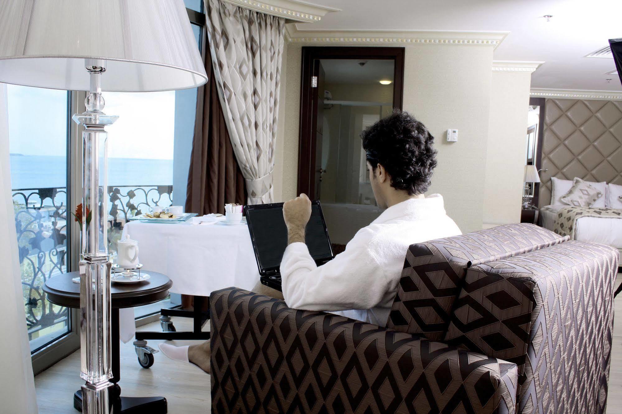 Eser Premium Hotel & Spa Büyükçekmece Exterior foto A guest using the hotel's Wi-Fi service
