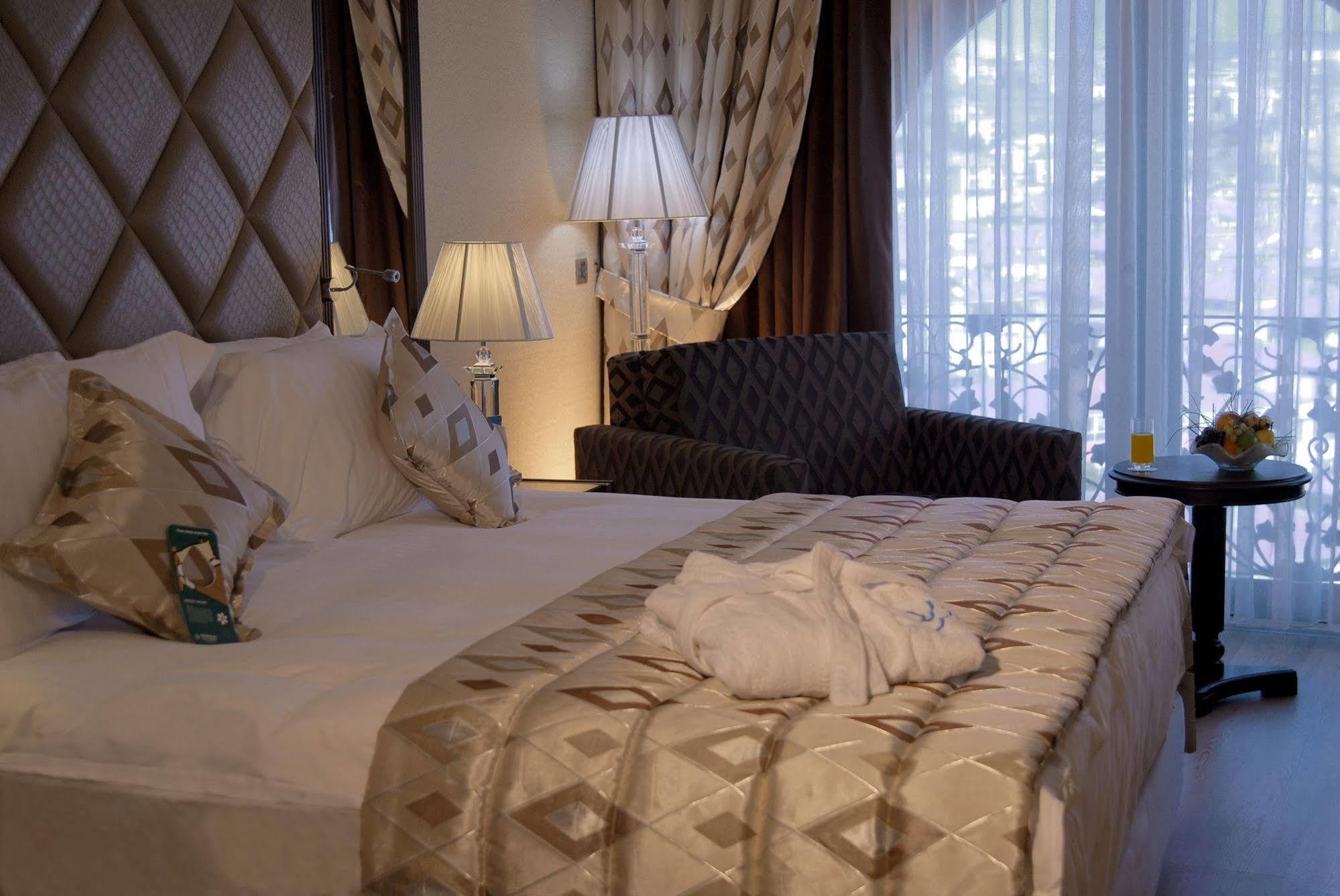 Eser Premium Hotel & Spa Büyükçekmece Exterior foto A bedroom at the hotel